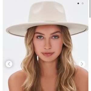 Neutral / beige trendy hat